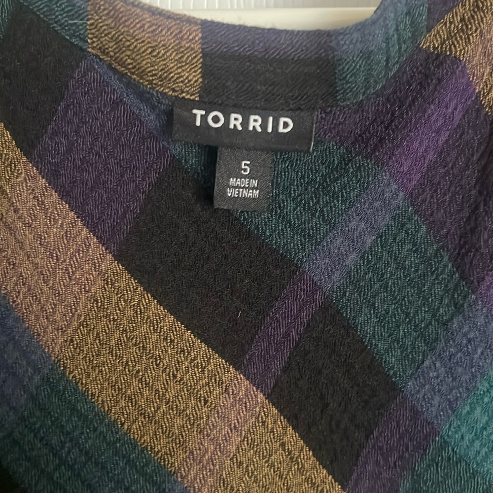 Torrid size 5 sleeveless, tie neck blouse. Button up.